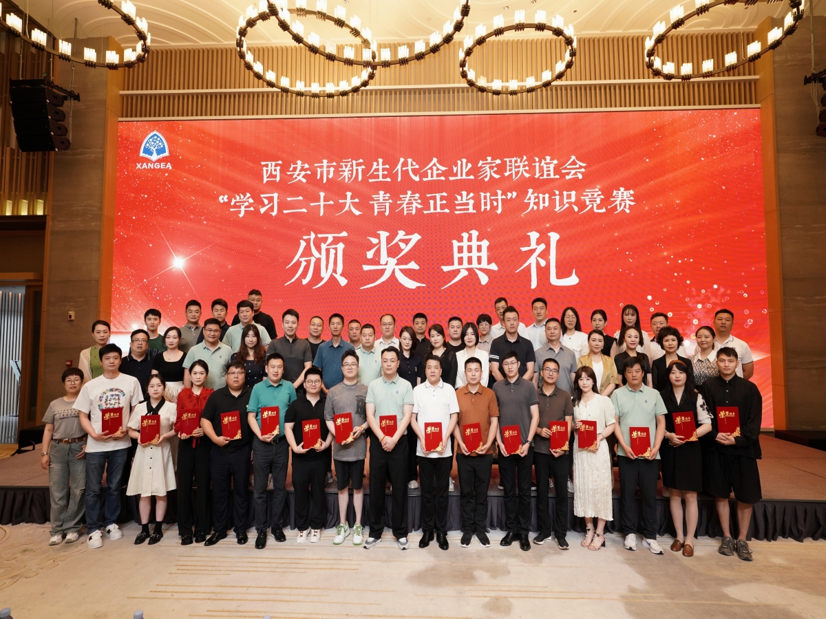 8.学习二十大竞赛合影.jpg